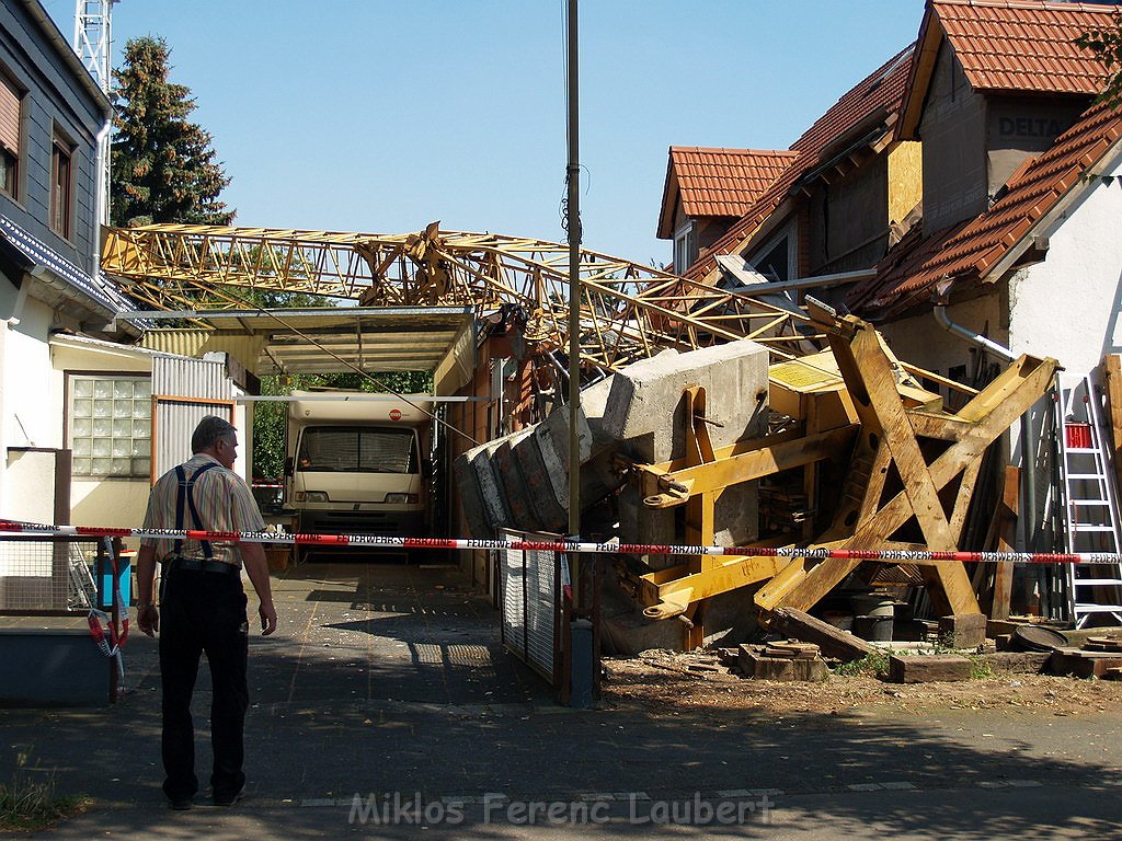 Baukran zwischen zwei Haeuser gestuerzt Koeln Vogelsang Sperberweg P918.JPG